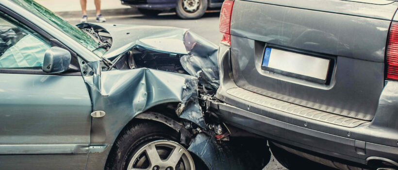 Kolizja drogowa, mężczyzna dzwoni po policję. Wypadek samochodowy na drodze krajowej. Zderzenie aut, rozbity przód samochodu. Stłuczka pojazdów, niedostosowanie się do warunków na drodze.