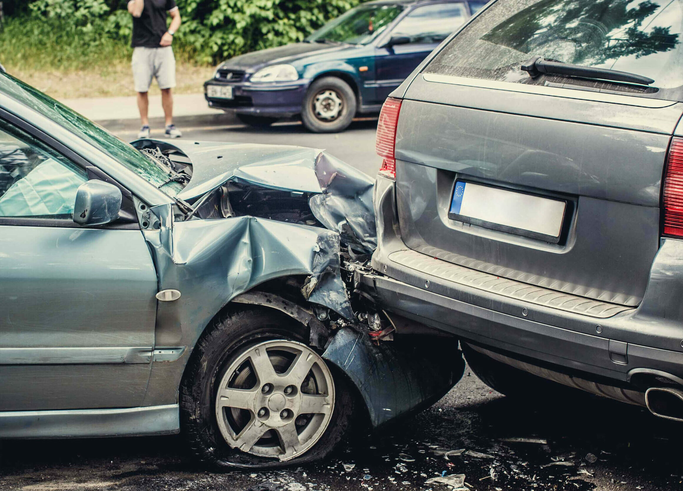 Kolizja drogowa, mężczyzna dzwoni po policję. Wypadek samochodowy na drodze krajowej. Zderzenie aut, rozbity przód samochodu. Stłuczka pojazdów, niedostosowanie się do warunków na drodze.