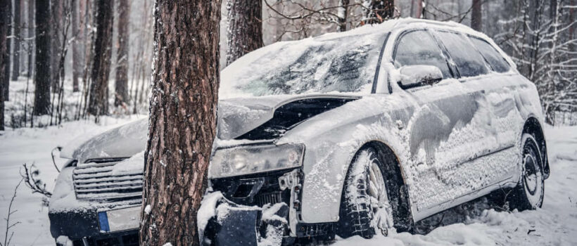 Freepik.com, @fxquadro | Wypadek samochochodowy zimą, auto uderzyło w drzewo. Duże znaczenie mogła mieć nieuwaga podczas jazdy samochodem.