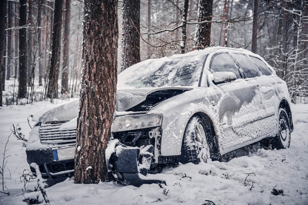 Freepik.com, @fxquadro | Wypadek samochochodowy zimą, auto uderzyło w drzewo. Duże znaczenie mogła mieć nieuwaga podczas jazdy samochodem.